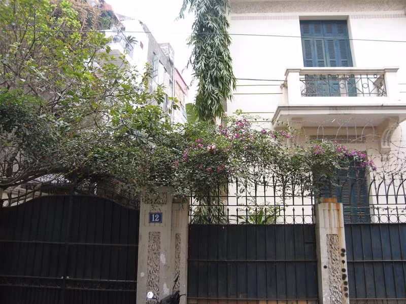 Ngôi biệt thự vắng im lìm. Ảnh : NT