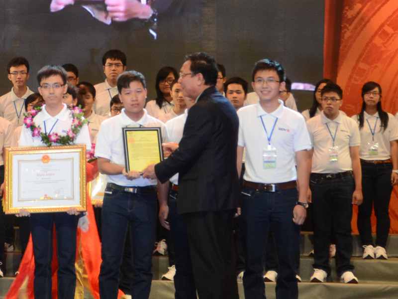 Thừa ủy quyền của Chủ tịch nước, Bộ trưởng Phạm Vũ Luận trao thư khen của Chủ tịch nước cho các học sinh đội tuyển Olympic Toán học