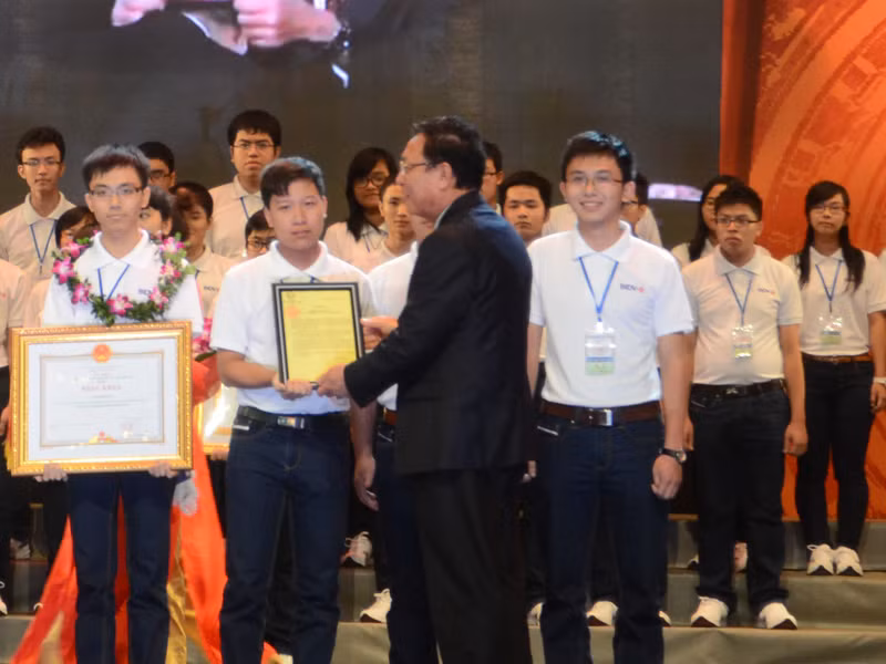 Thừa ủy quyền của Chủ tịch nước, Bộ trưởng Phạm Vũ Luận trao thư khen của Chủ tịch nước cho các học sinh đội tuyển Olympic Toán học