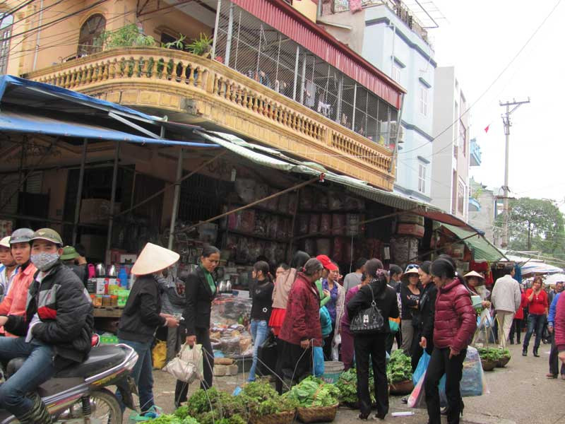 Rất đông người đến thị trấn Đồng đăng mua sắm