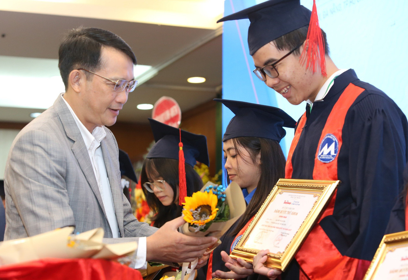 Nâng bước thủ khoa: Chắp thêm đôi cánh cho sinh viên ảnh 49