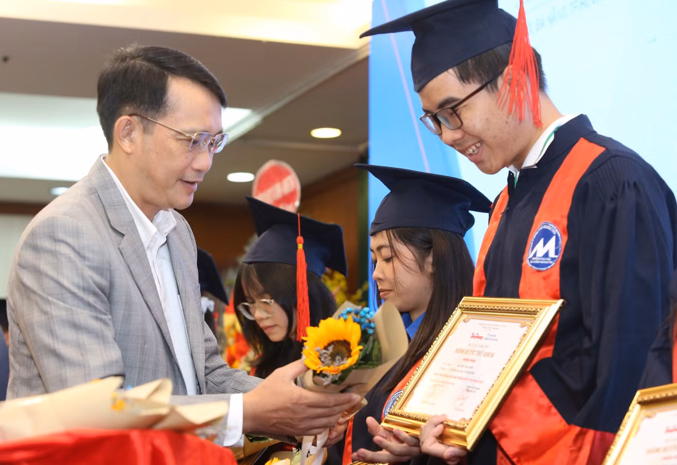 Nâng bước thủ khoa: Chắp thêm đôi cánh cho sinh viên ảnh 49