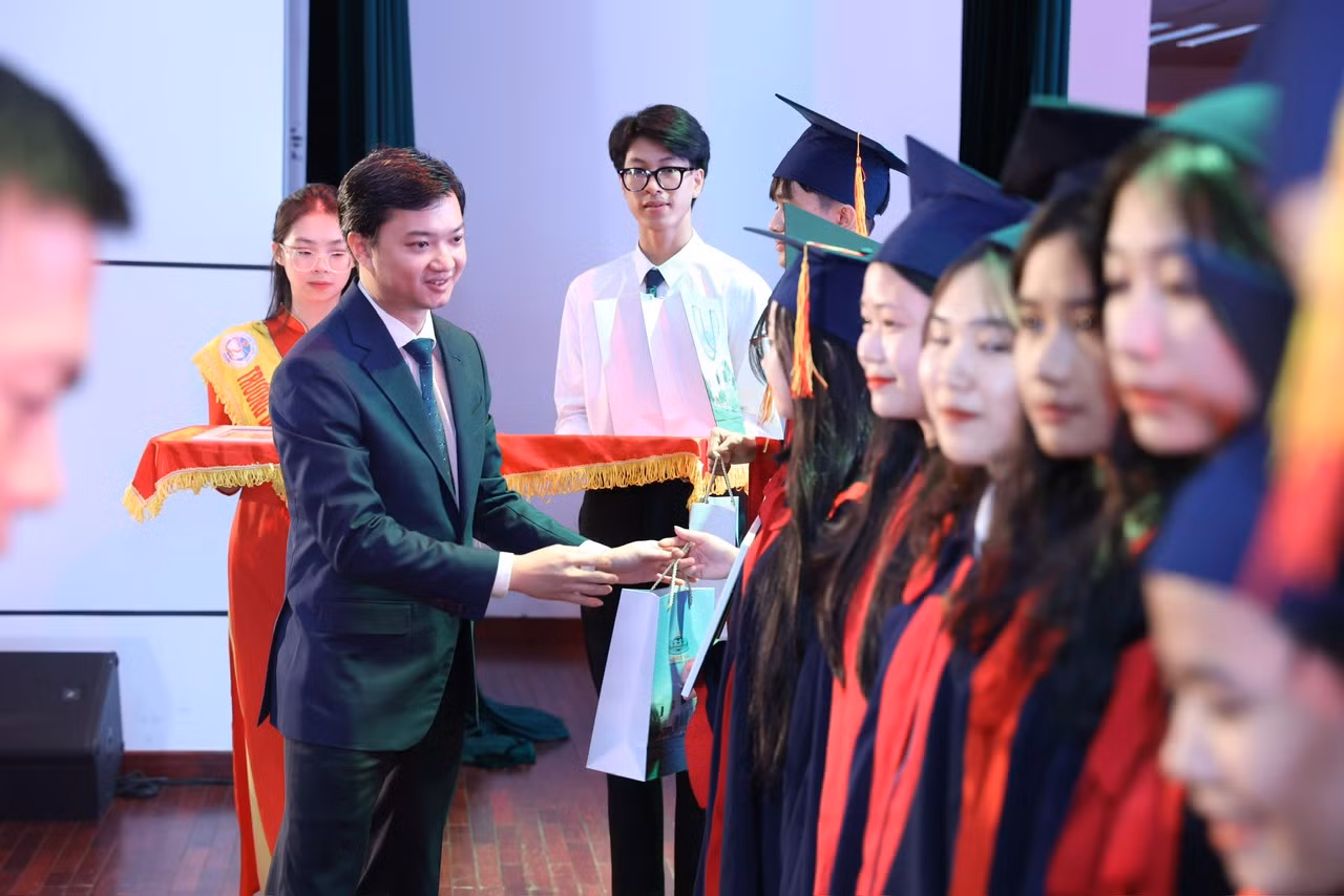 Nâng bước thủ khoa: Chắp thêm đôi cánh cho sinh viên ảnh 40