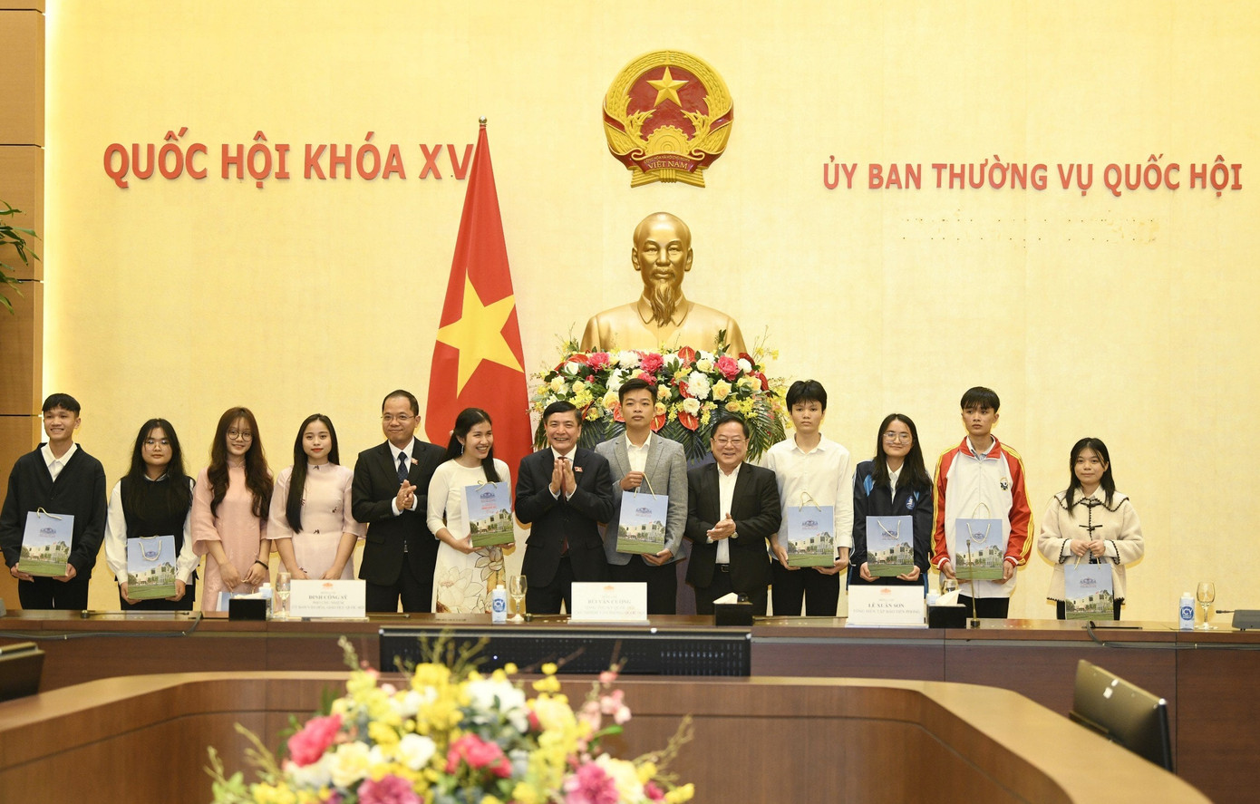 Đại diện sinh viên nhận quà của Chủ tịch Quốc hội.