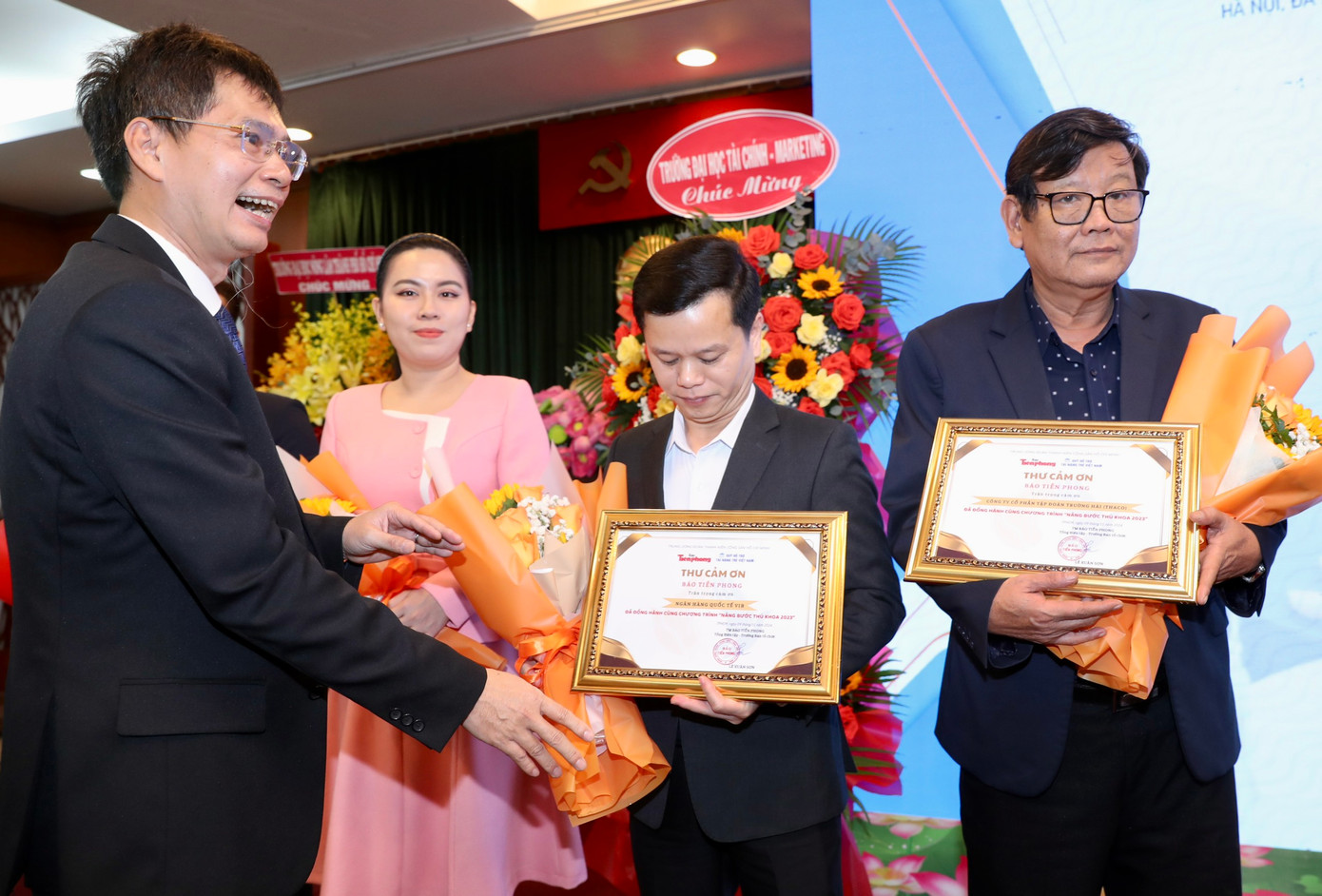 Nâng bước thủ khoa: Chắp thêm đôi cánh cho sinh viên ảnh 17