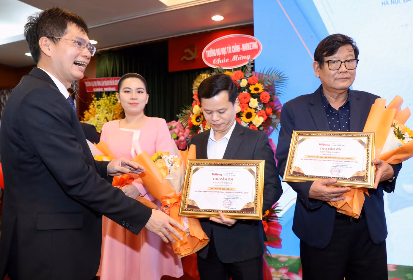 Nâng bước thủ khoa: Chắp thêm đôi cánh cho sinh viên ảnh 17