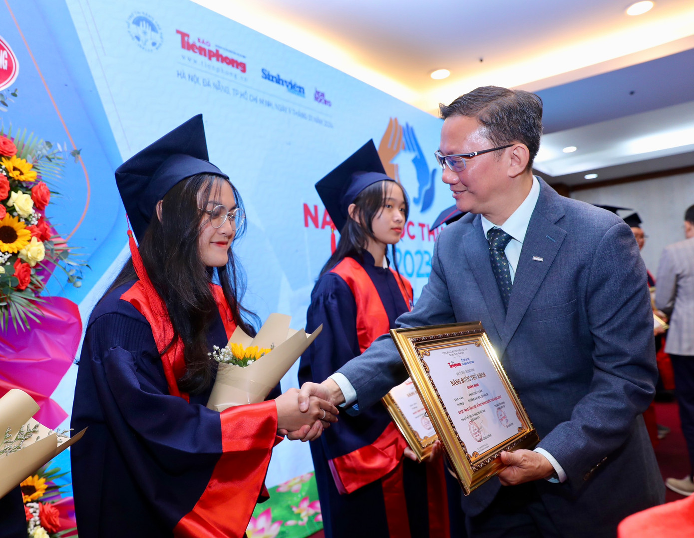 Nâng bước thủ khoa: Chắp thêm đôi cánh cho sinh viên ảnh 55