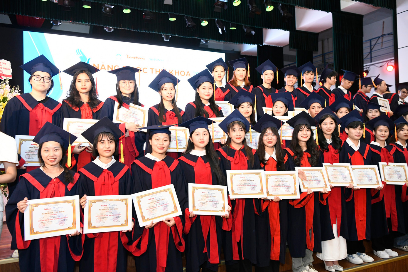 Nâng bước thủ khoa: Chắp thêm đôi cánh cho sinh viên ảnh 67