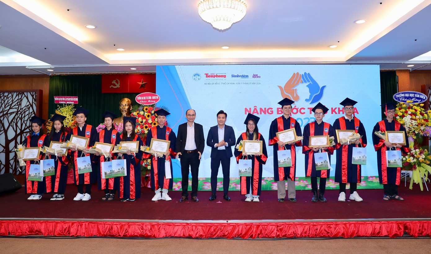 Nâng bước thủ khoa: Chắp thêm đôi cánh cho sinh viên ảnh 63