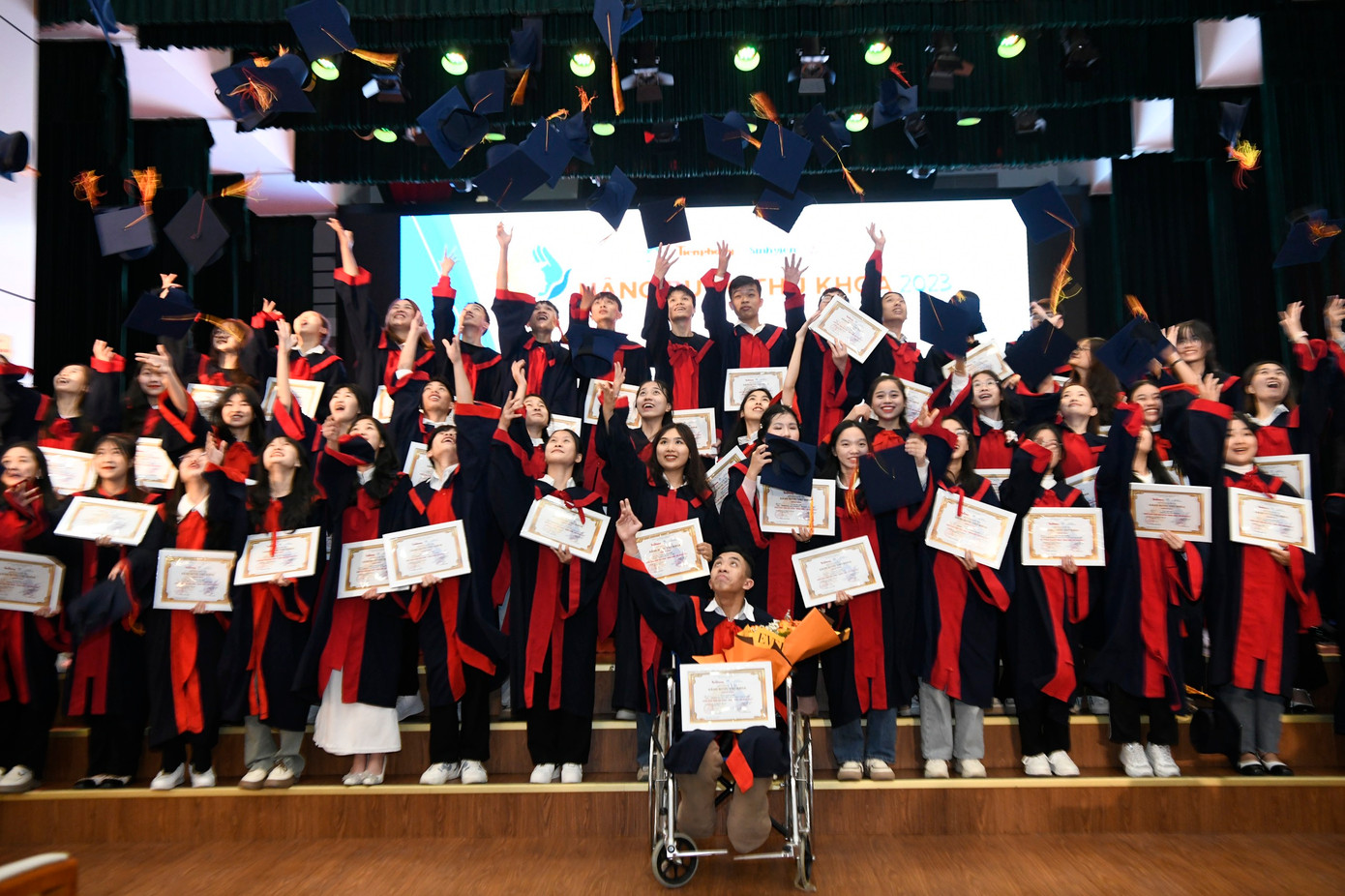 Nâng bước thủ khoa: Chắp thêm đôi cánh cho sinh viên ảnh 66