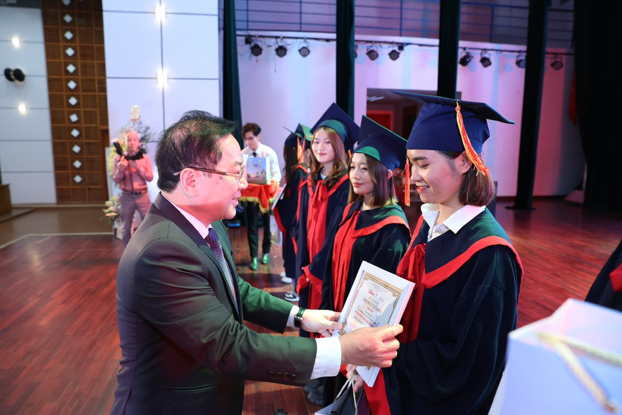 Nâng bước thủ khoa: Chắp thêm đôi cánh cho sinh viên ảnh 41