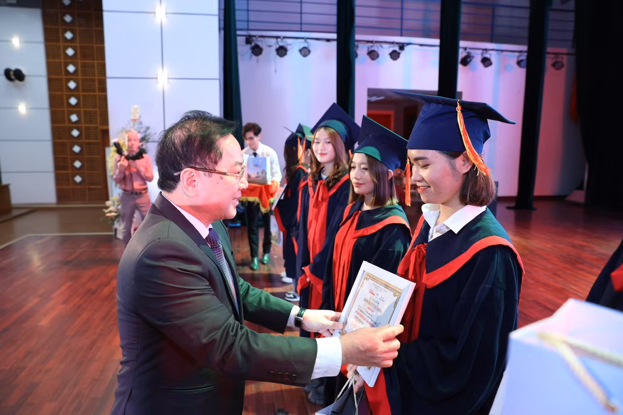 Nâng bước thủ khoa: Chắp thêm đôi cánh cho sinh viên ảnh 41