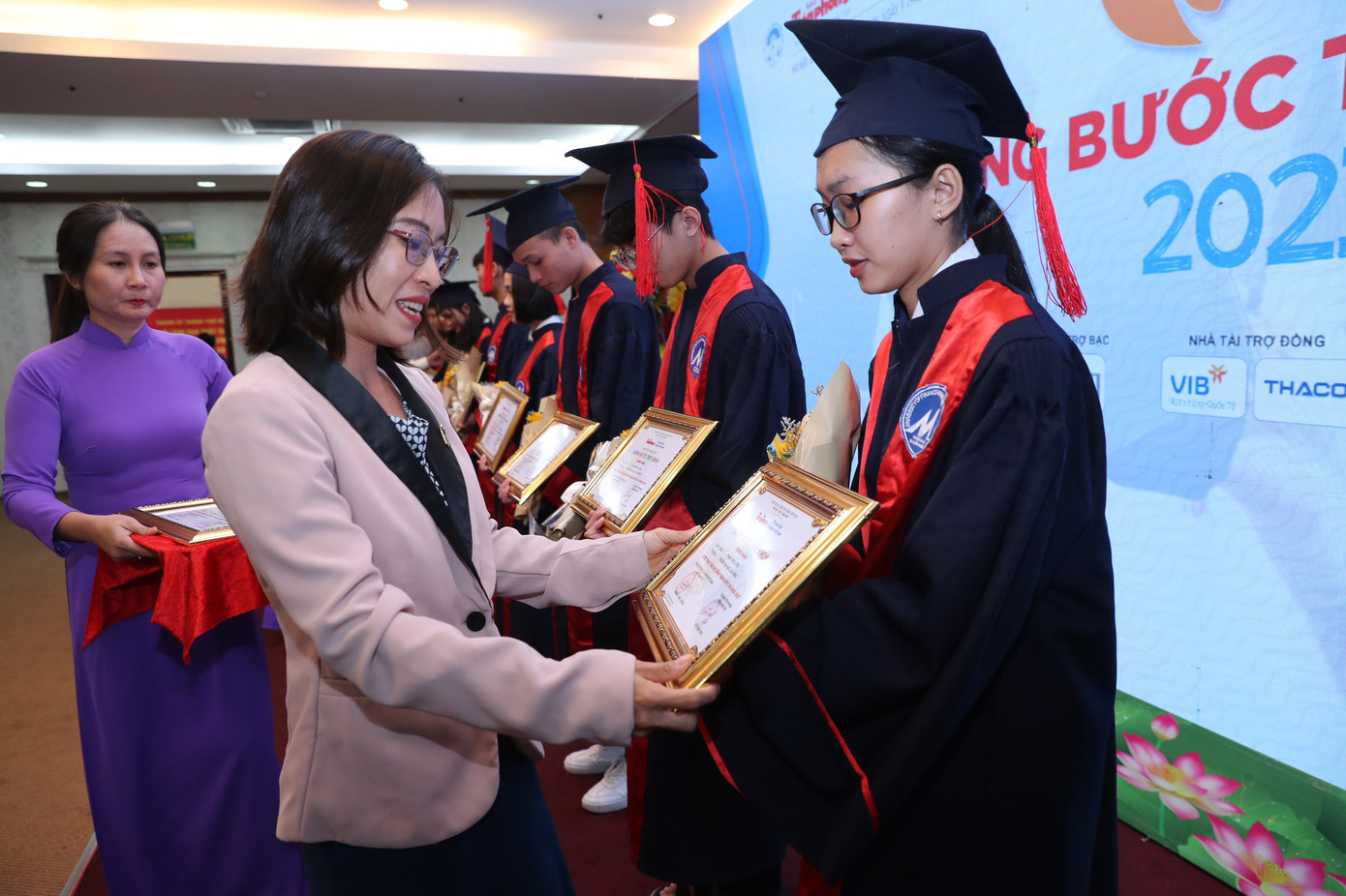 Nâng bước thủ khoa: Chắp thêm đôi cánh cho sinh viên ảnh 52