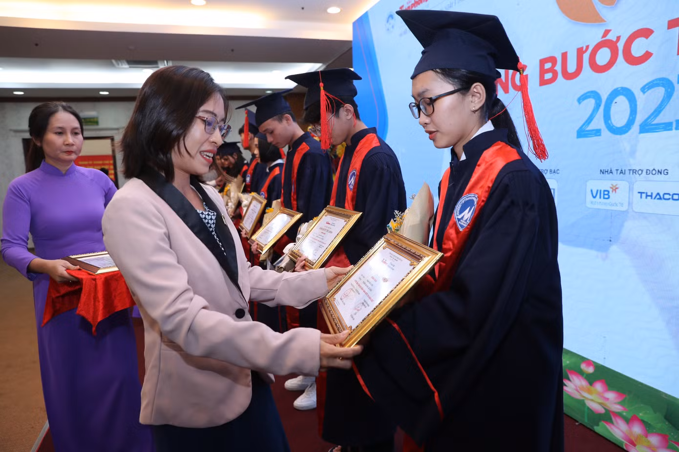 Nâng bước thủ khoa: Chắp thêm đôi cánh cho sinh viên ảnh 52