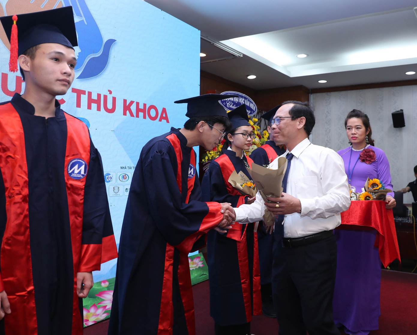 Nâng bước thủ khoa: Chắp thêm đôi cánh cho sinh viên ảnh 53