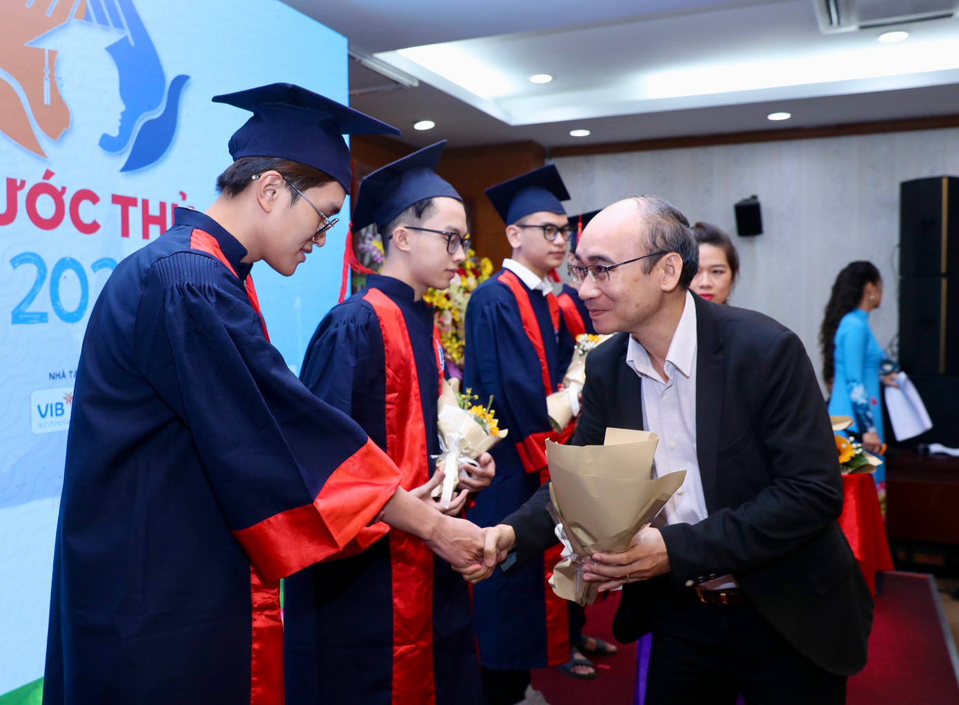 Nâng bước thủ khoa: Chắp thêm đôi cánh cho sinh viên ảnh 61