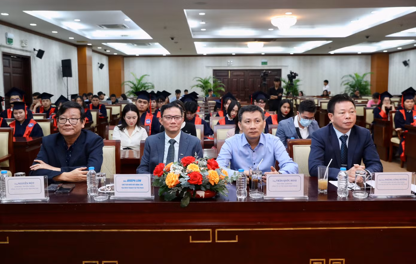 Nâng bước thủ khoa: Chắp thêm đôi cánh cho sinh viên ảnh 9