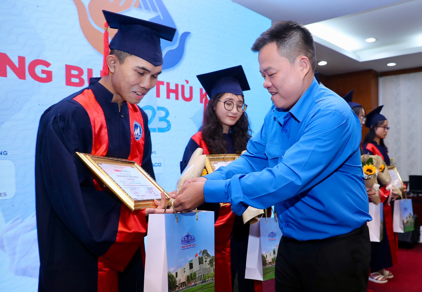 Nâng bước thủ khoa: Chắp thêm đôi cánh cho sinh viên ảnh 51