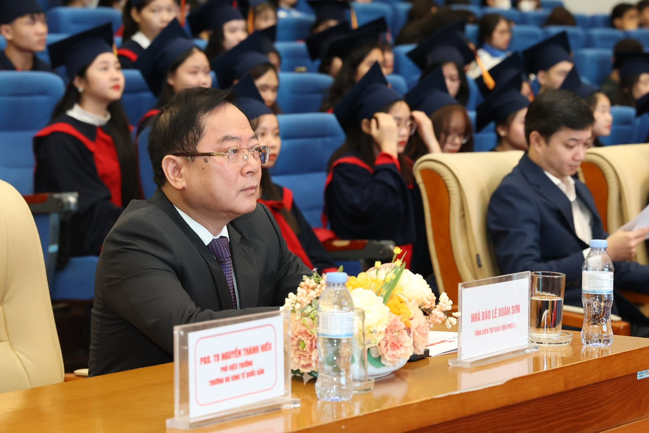 Nâng bước thủ khoa: Chắp thêm đôi cánh cho sinh viên ảnh 8