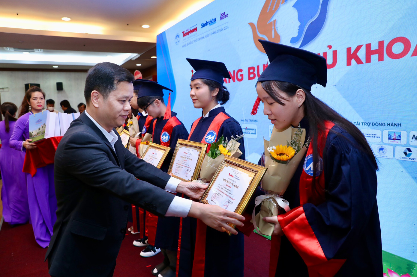 Nâng bước thủ khoa: Chắp thêm đôi cánh cho sinh viên ảnh 57