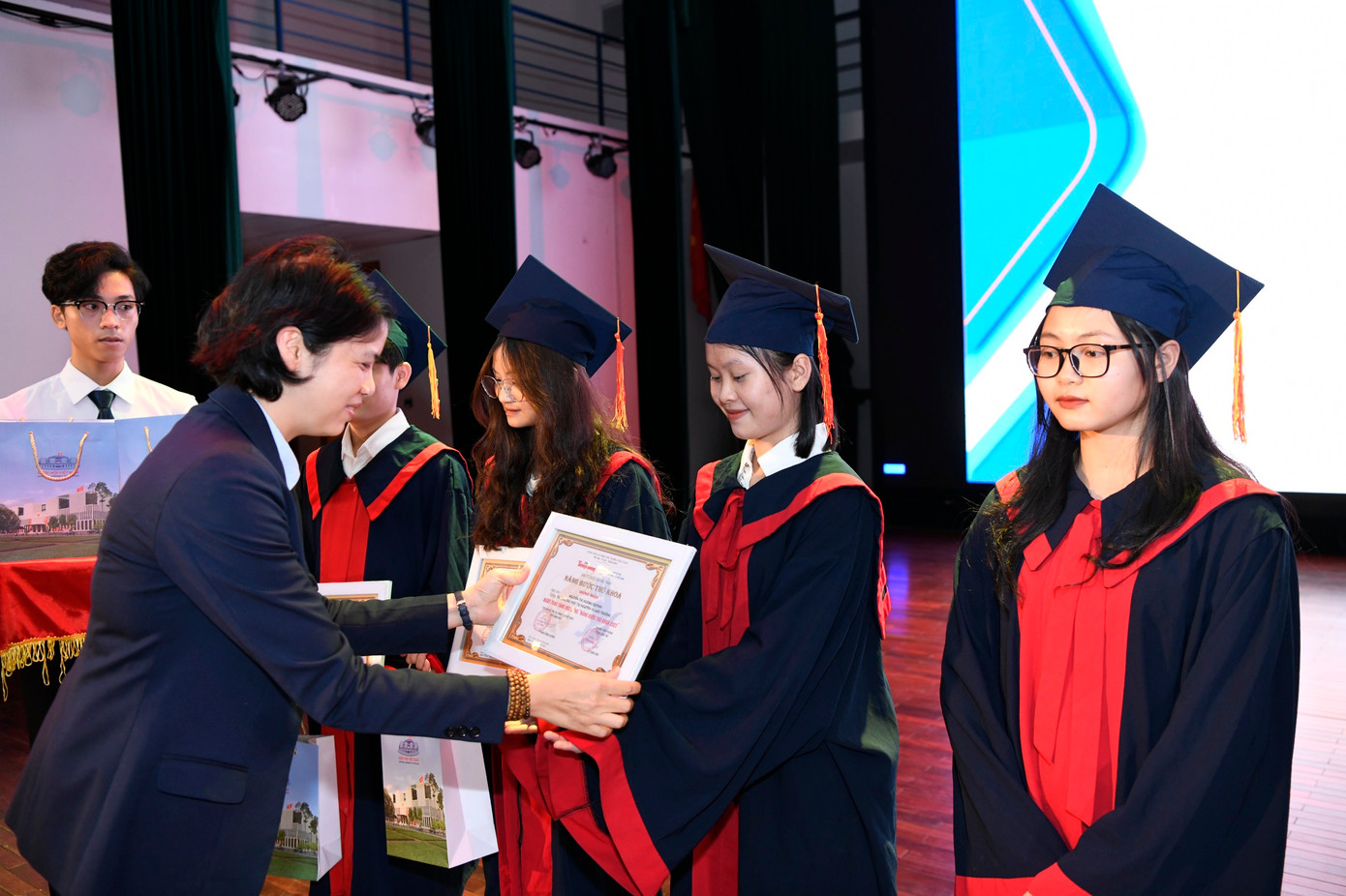 Nâng bước thủ khoa: Chắp thêm đôi cánh cho sinh viên ảnh 43