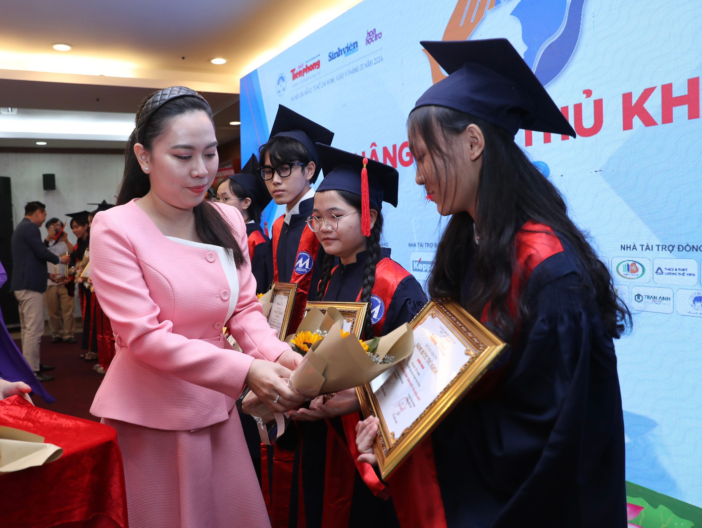 Nâng bước thủ khoa: Chắp thêm đôi cánh cho sinh viên ảnh 59