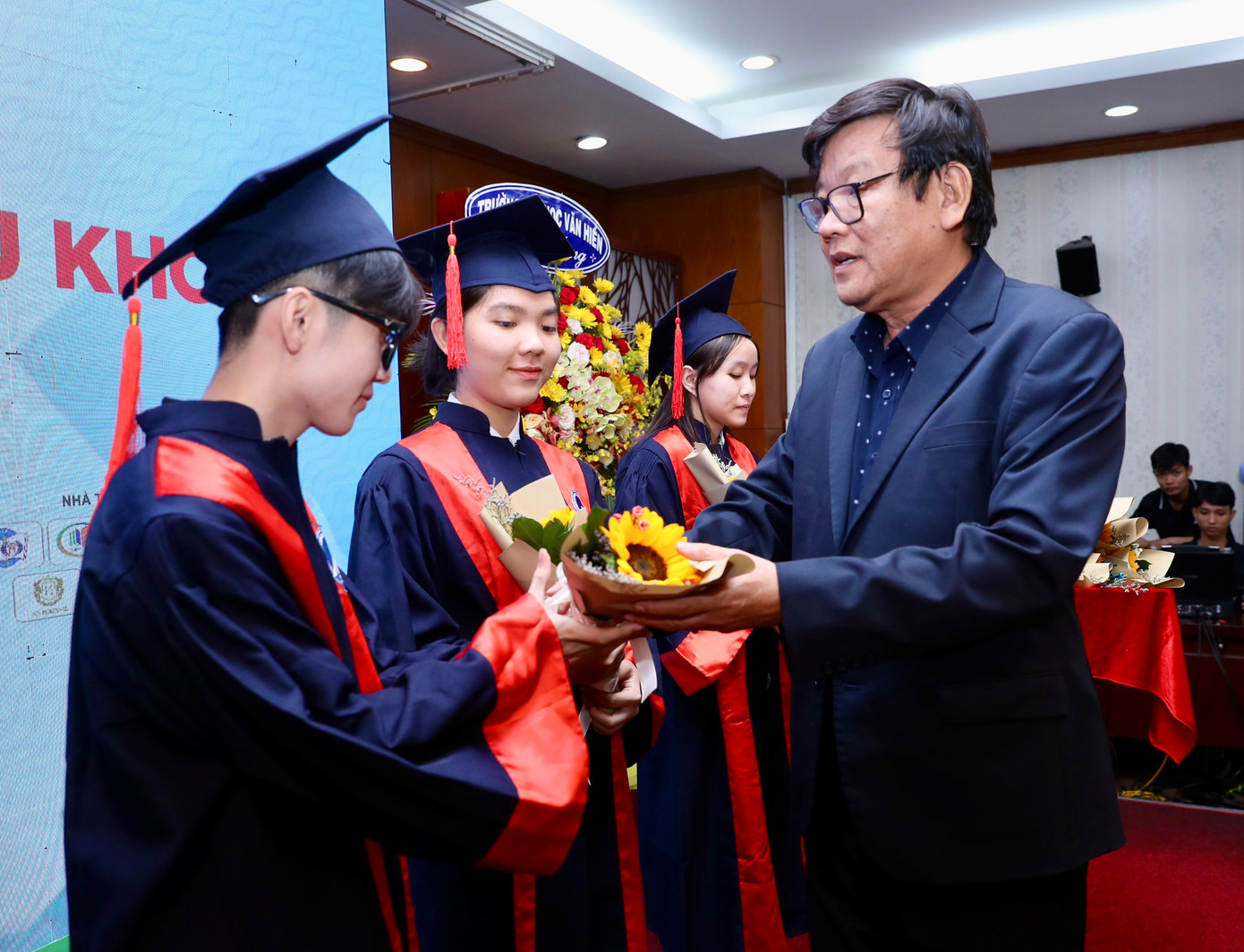 Nâng bước thủ khoa: Chắp thêm đôi cánh cho sinh viên ảnh 56