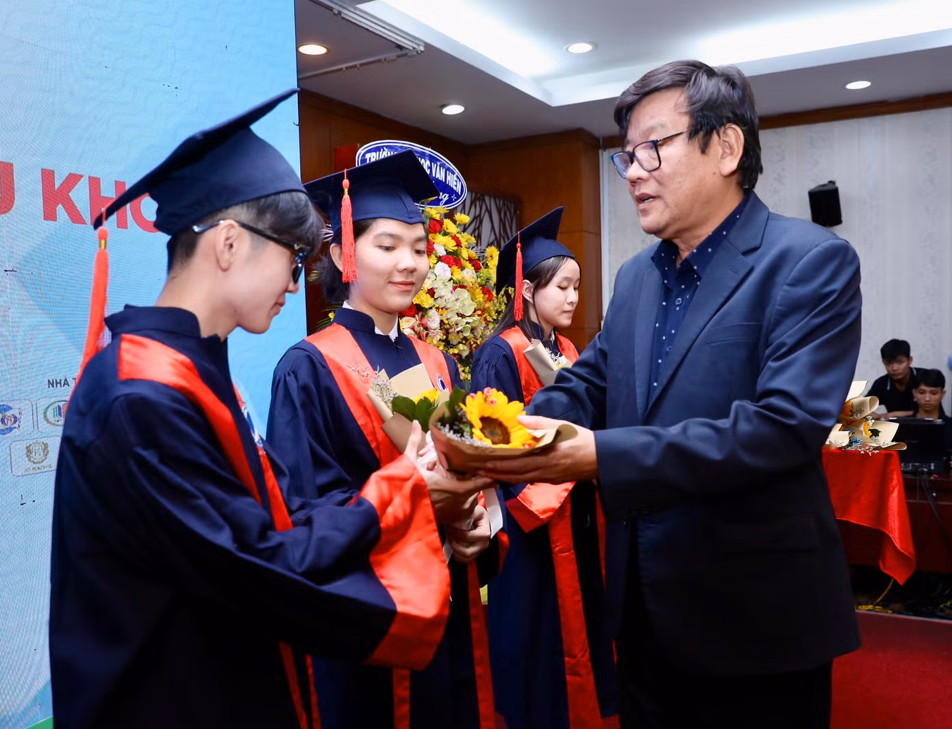 Nâng bước thủ khoa: Chắp thêm đôi cánh cho sinh viên ảnh 56