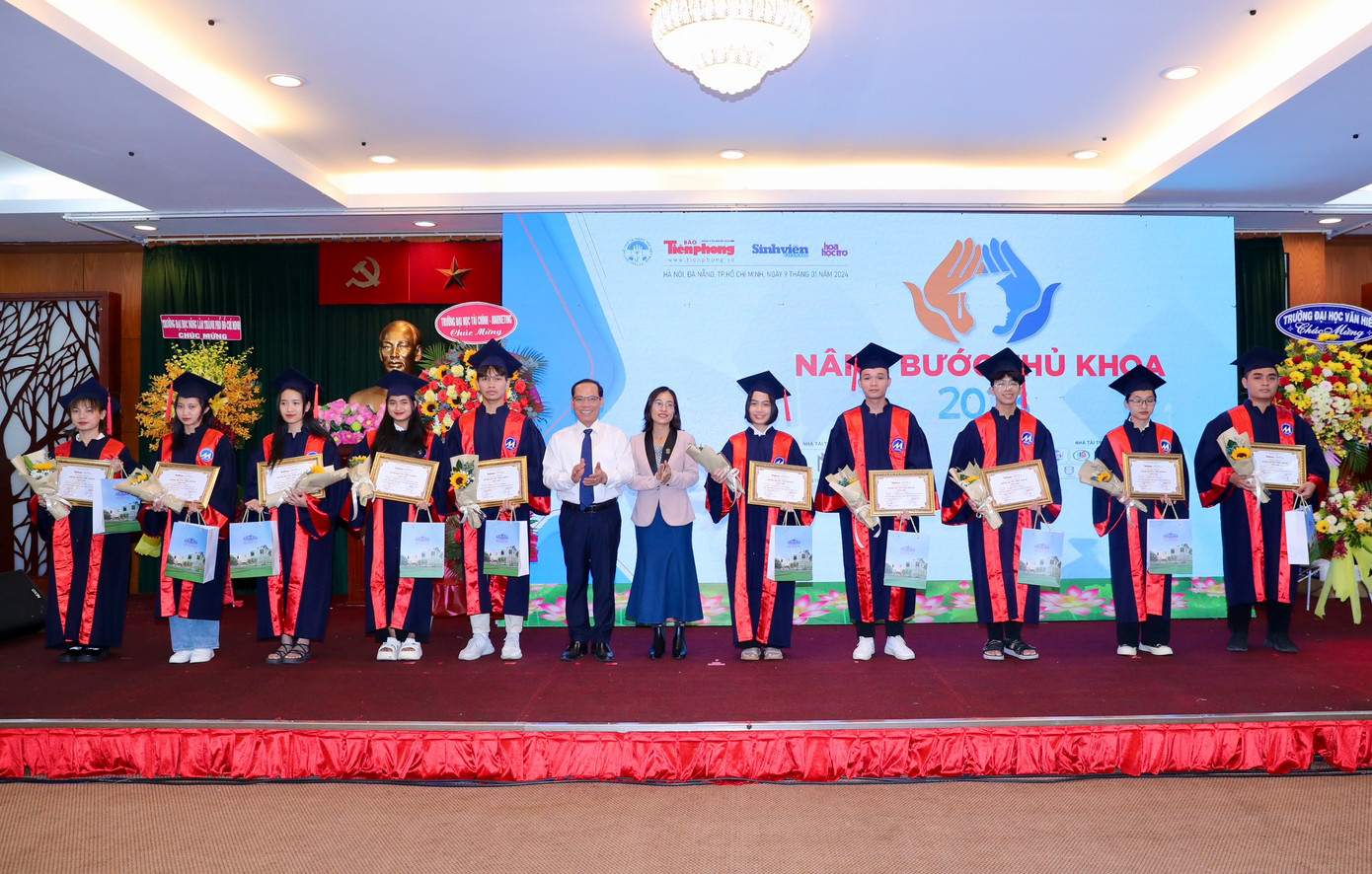 Nâng bước thủ khoa: Chắp thêm đôi cánh cho sinh viên ảnh 54