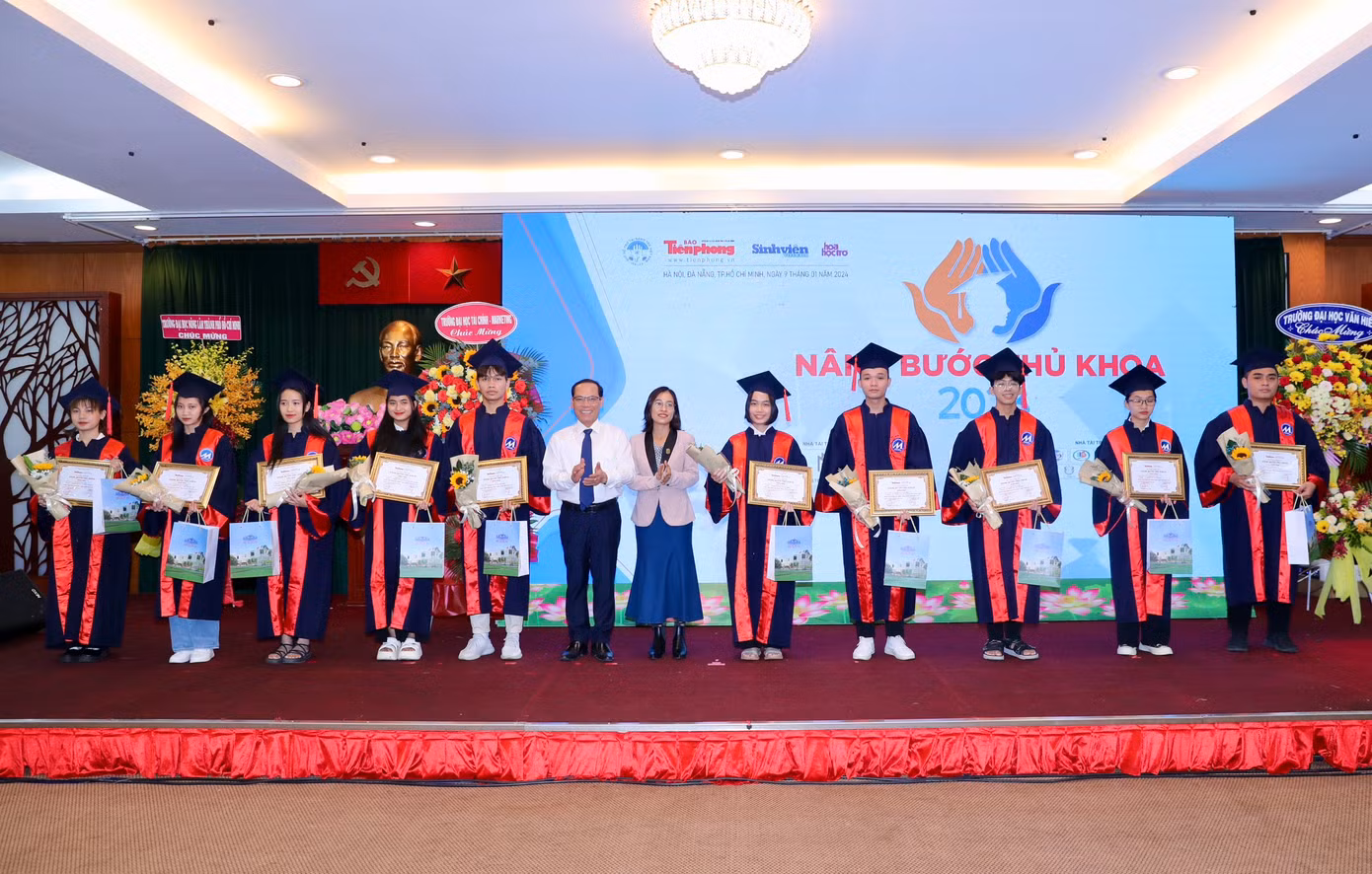 Nâng bước thủ khoa: Chắp thêm đôi cánh cho sinh viên ảnh 54