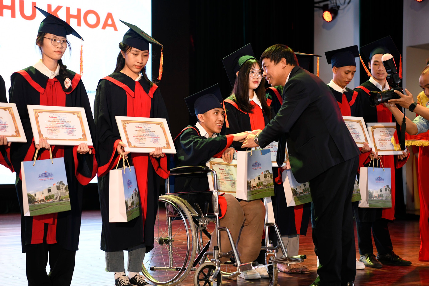 Nâng bước thủ khoa: Chắp thêm đôi cánh cho sinh viên ảnh 42