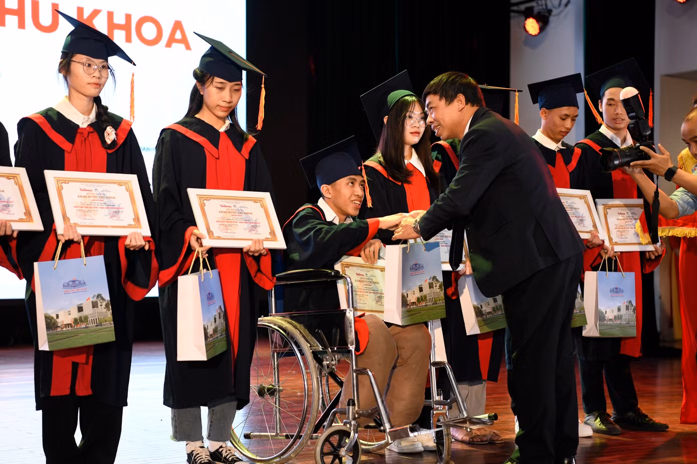Nâng bước thủ khoa: Chắp thêm đôi cánh cho sinh viên ảnh 42