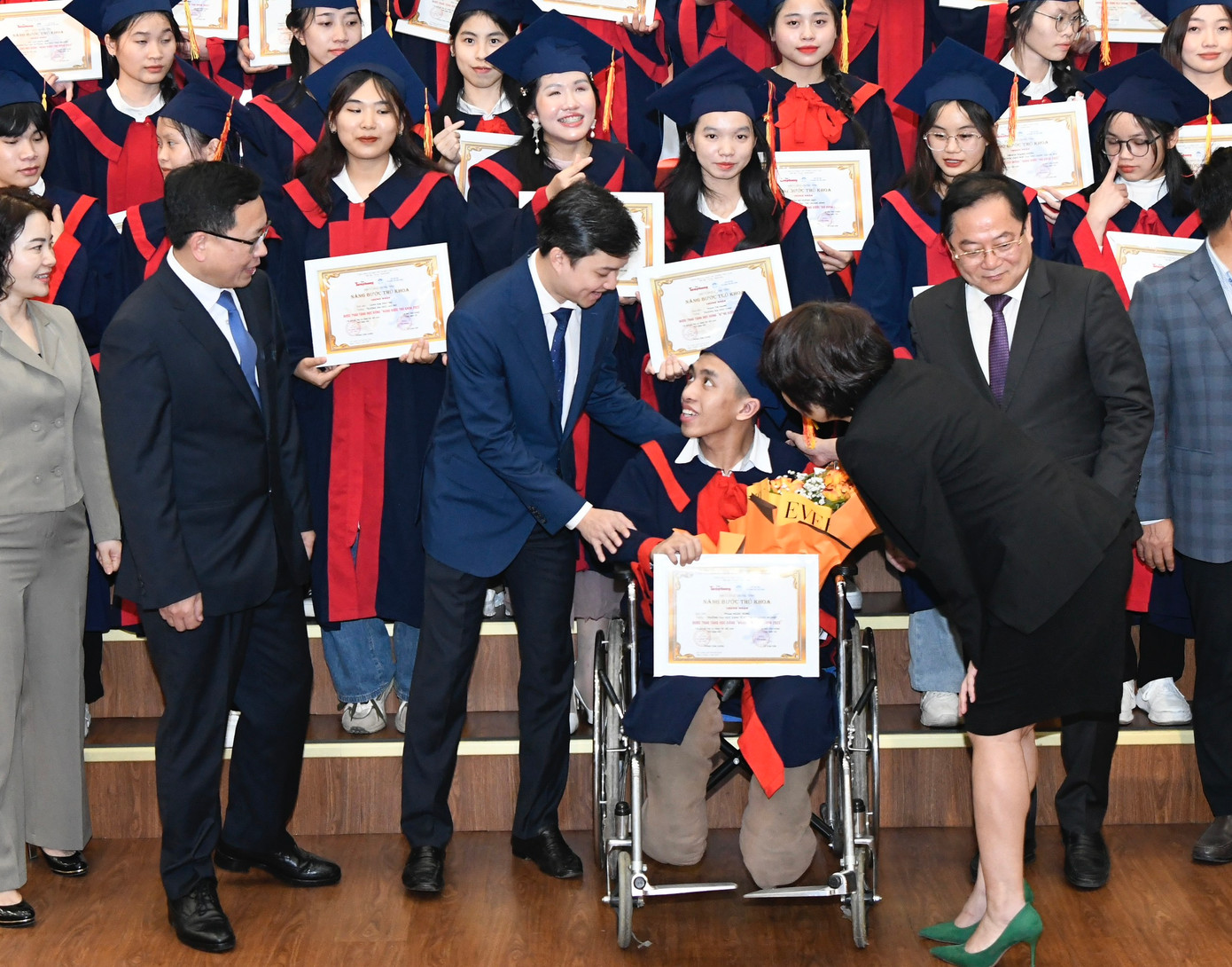 Nâng bước thủ khoa: Chắp thêm đôi cánh cho sinh viên ảnh 64