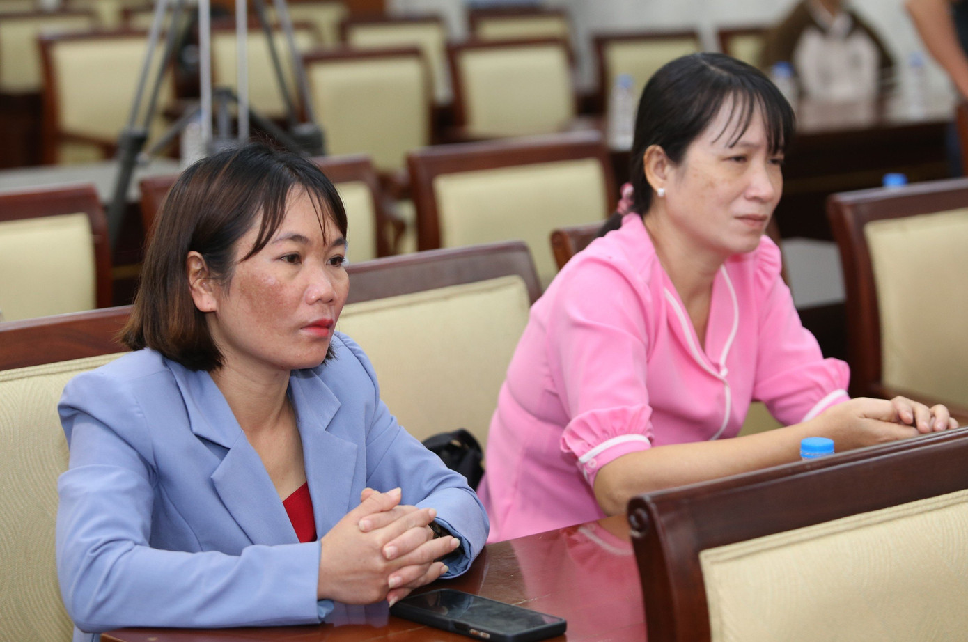 Bà Hồ Thị Hà (bên trái) và bà Nguyễn Thị Ngọc Dung (bên phải), phụ huynh của các sinh viên nhận học bổng Nâng bước thủ khoa 2023.