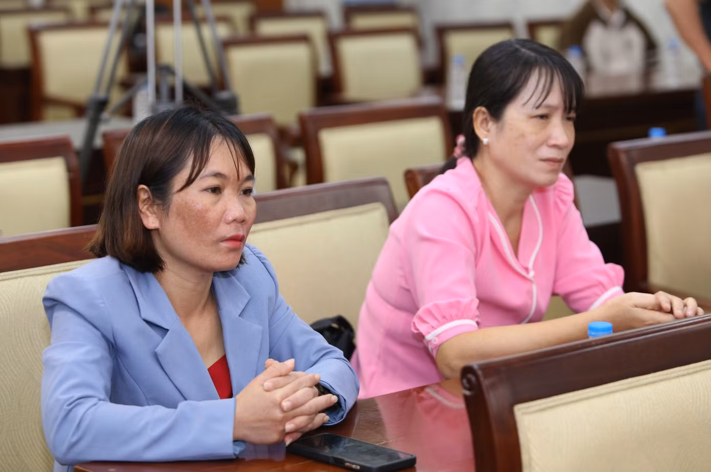 Bà Hồ Thị Hà (bên trái) và bà Nguyễn Thị Ngọc Dung (bên phải), phụ huynh của các sinh viên nhận học bổng Nâng bước thủ khoa 2023.