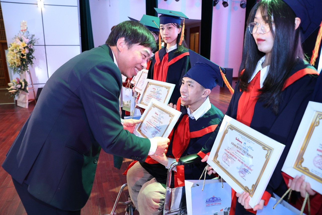 Nâng bước thủ khoa: Chắp thêm đôi cánh cho sinh viên ảnh 44