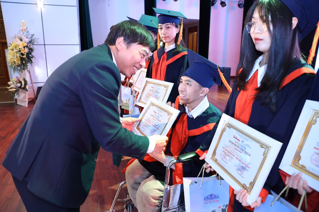 Nâng bước thủ khoa: Chắp thêm đôi cánh cho sinh viên ảnh 44