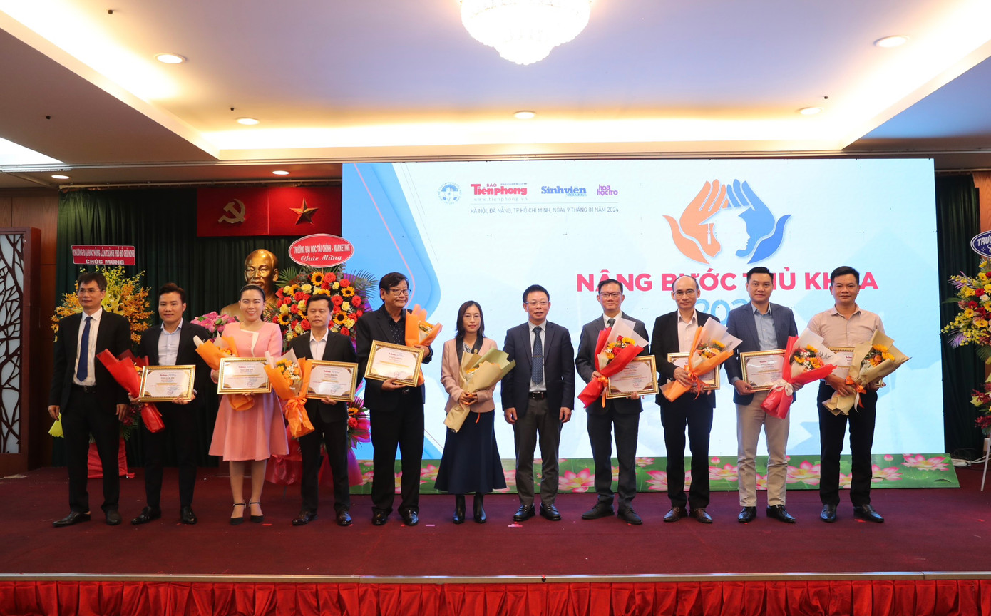 Nâng bước thủ khoa: Chắp thêm đôi cánh cho sinh viên ảnh 18