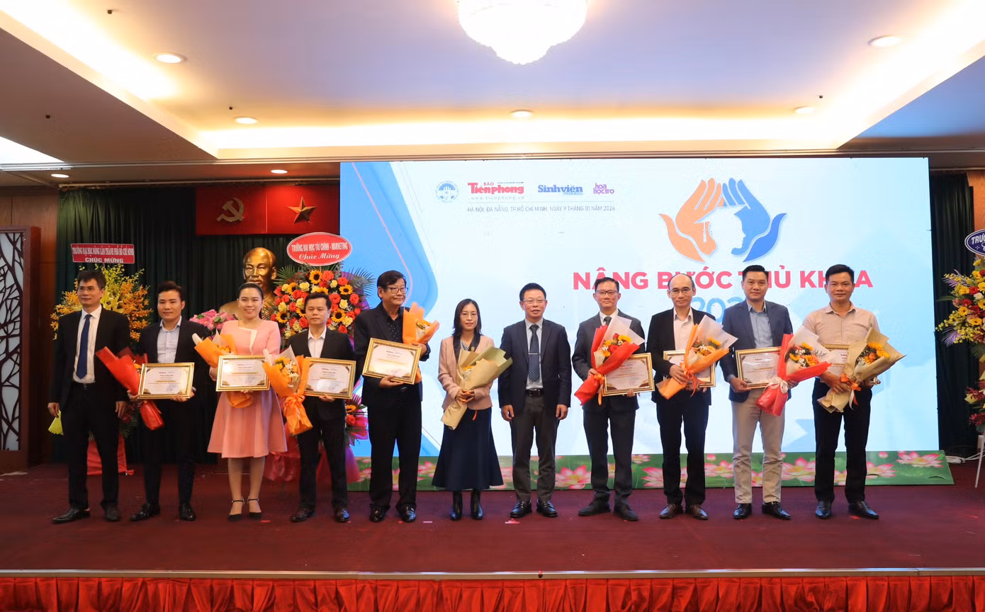 Nâng bước thủ khoa: Chắp thêm đôi cánh cho sinh viên ảnh 18