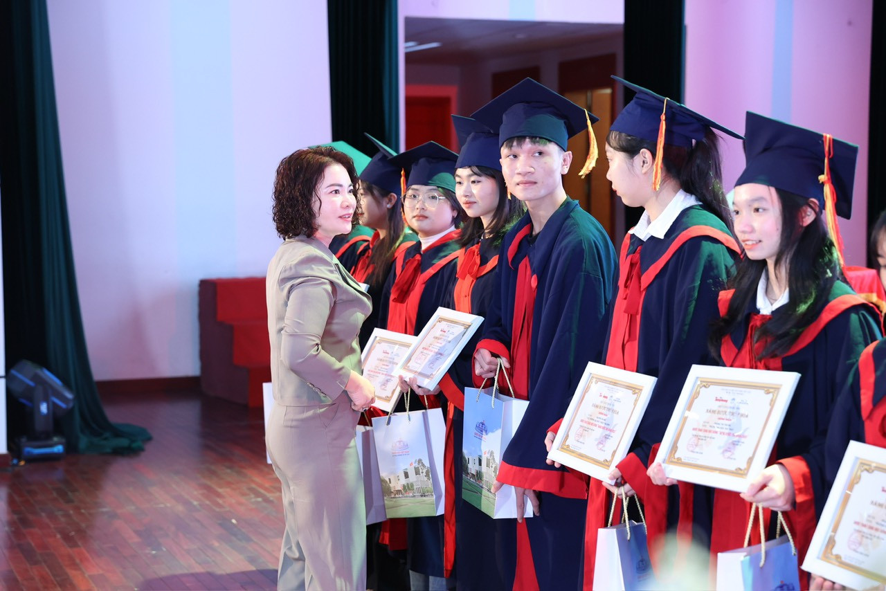 Nâng bước thủ khoa: Chắp thêm đôi cánh cho sinh viên ảnh 45