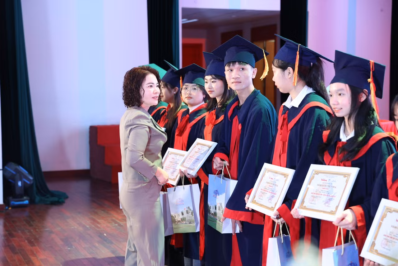 Nâng bước thủ khoa: Chắp thêm đôi cánh cho sinh viên ảnh 45