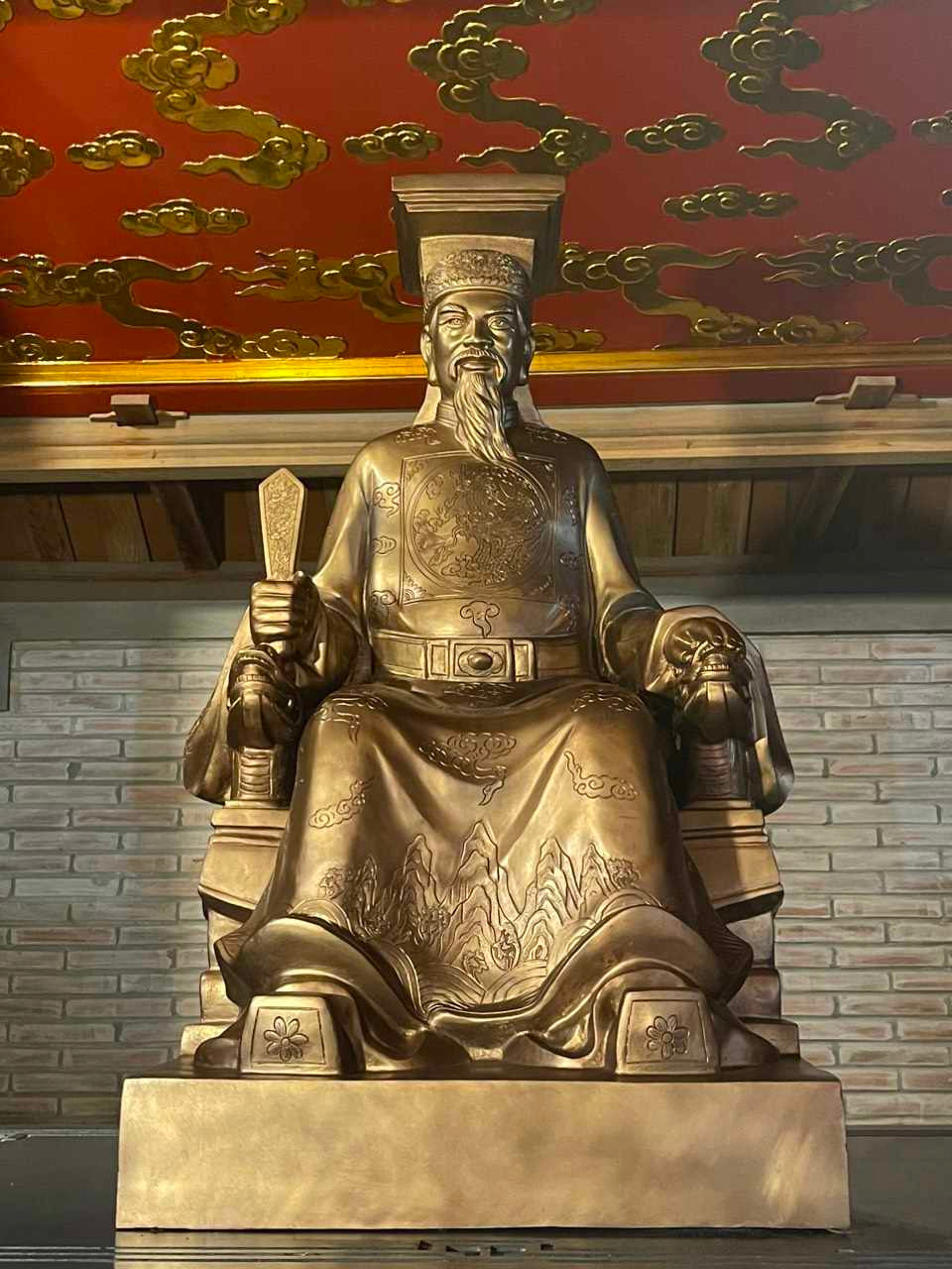 Tượng Hoàng Đế Lê Lợi được đúc bằng đồng nguyên chất. Ảnh: Duy Chiến Tượng Hoàng Đế Lê Lợi được đúc bằng đồng nguyên chất. Ảnh: Duy Chiến