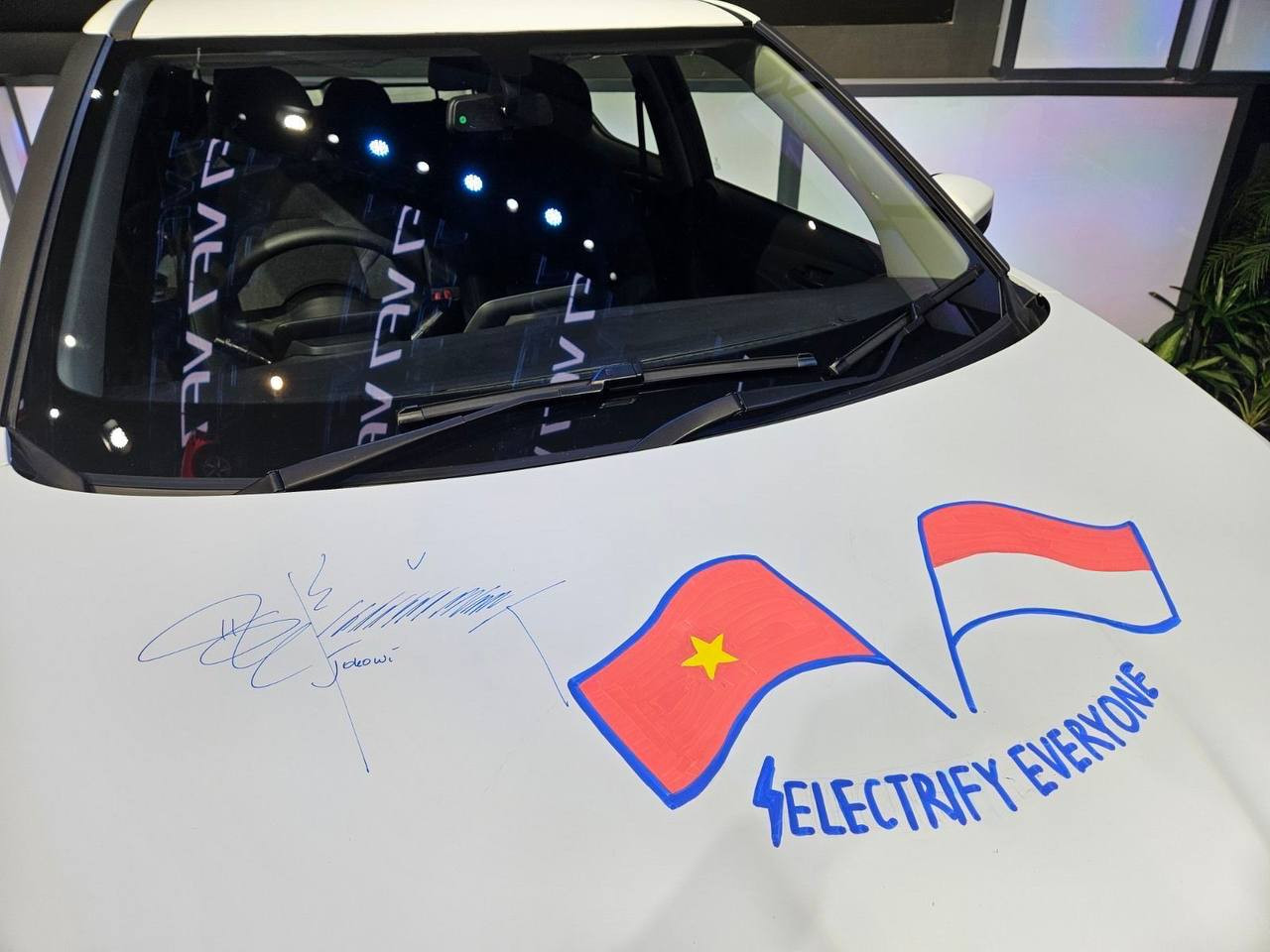 Tổng thống Indonesia ký tặng lên mẫu xe VF 5 phiên bản tay lái nghịch. Tổng thống Indonesia ký tặng lên mẫu xe VF 5 phiên bản tay lái nghịch.