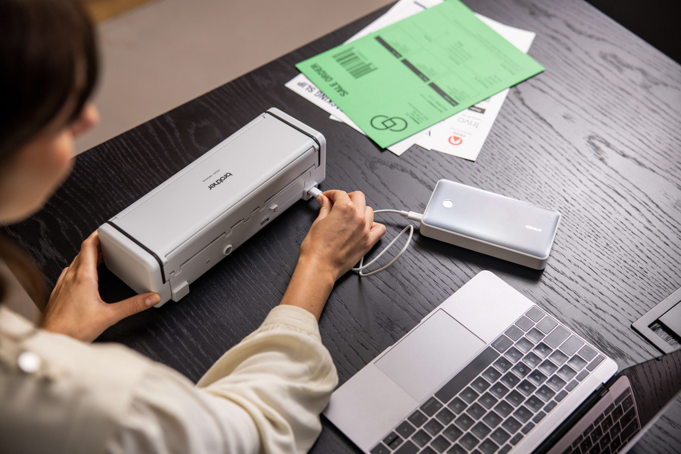 Máy scan di động Brother có thể cấp nguồn trực tiếp từ PC hoặc bằng cục sạc dự phòng