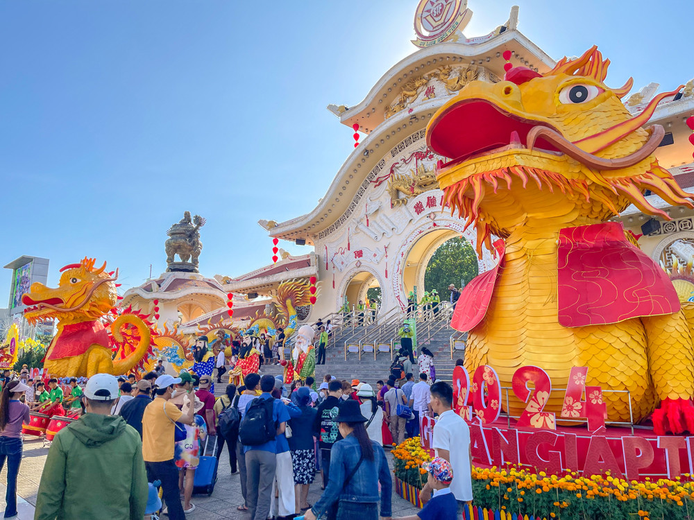 Lễ hội mùa xuân 2024 chính thức diễn ra từ Mùng 1 Tết Nguyên Đán với nhiều hoạt động đặc sắc, thu hút đông đảo du khách thập phương đến trẩy hội.