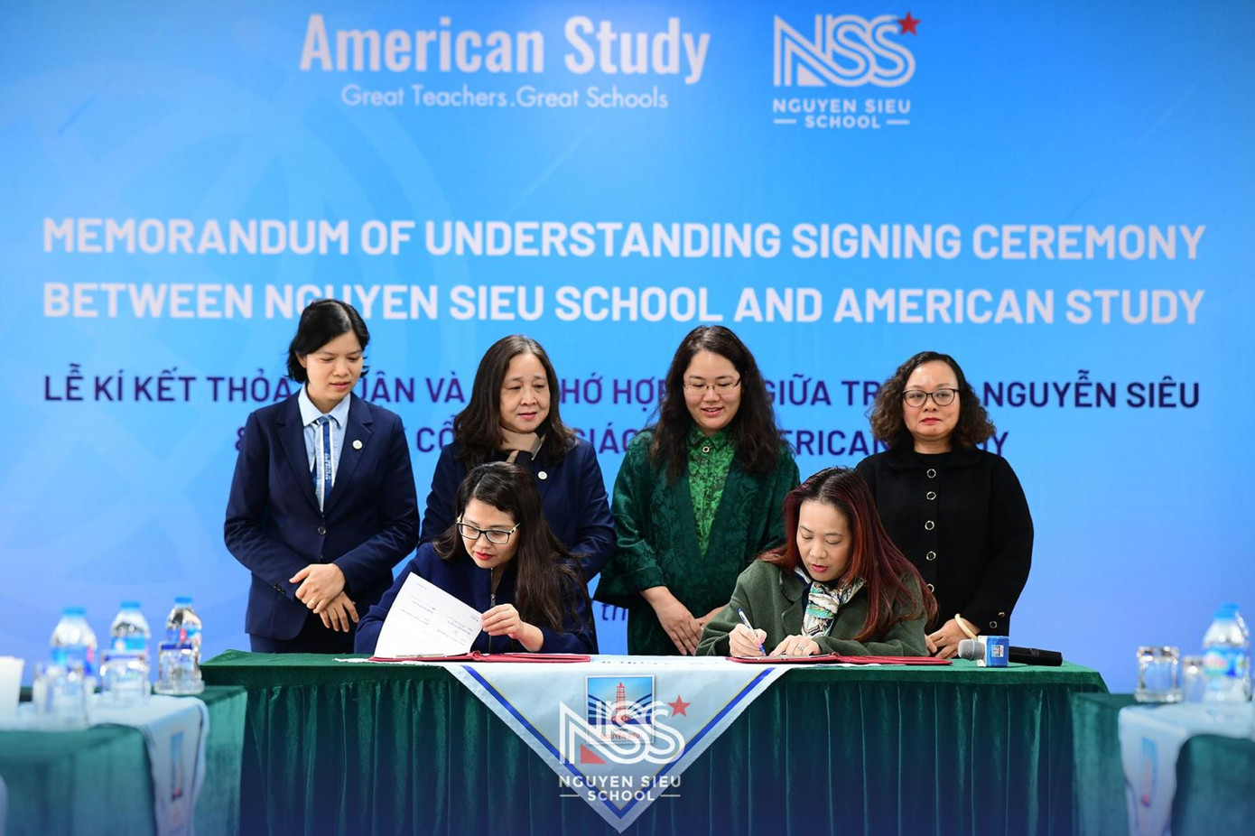 Hiệu trưởng Nguyễn Thị Minh Thúy và Tổng Giám đốc Đặng Thị Tuyên ký kết thỏa thuận hợp tác giáo dục giữa Trường Nguyễn Siêu và American Study