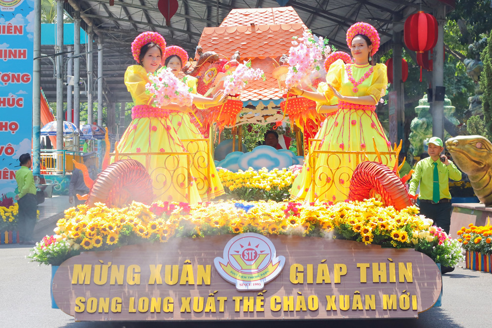 Show diễu hành “Tân Niên Thịnh Vượng Tài Lộc Đến - Song Long Hùng Vĩ Phú Quý Bền” hoành tráng.