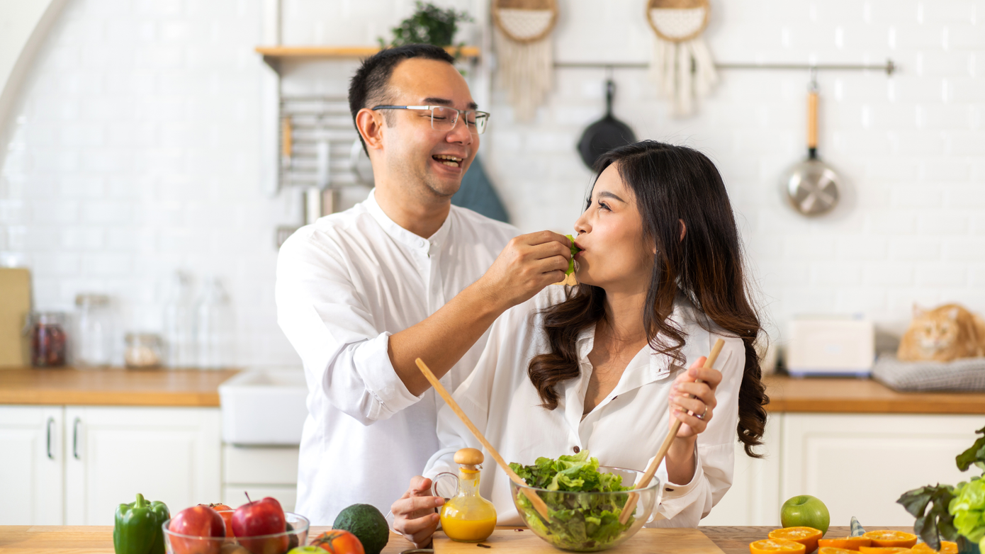 Tự tay nấu nướng hoặc đặt món qua ứng dụng giao đồ ăn là cách mà nhiều cặp đôi chọn để hẹn hò tại nhà (Ảnh: Art photo).