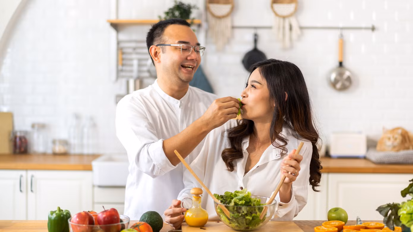 Tự tay nấu nướng hoặc đặt món qua ứng dụng giao đồ ăn là cách mà nhiều cặp đôi chọn để hẹn hò tại nhà (Ảnh: Art photo).