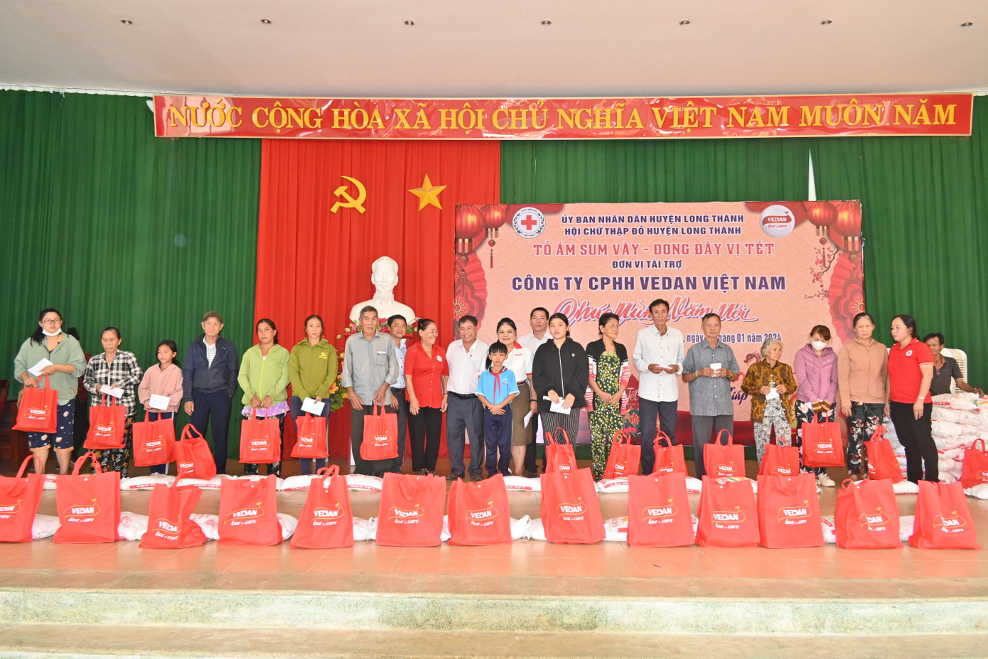 Bà Nguyễn Thu Thủy - PGĐ đối ngoại Vedan Việt Nam (áo trắng, đứng giữa) trao quà cho bà con xã Cẩm Đường, huyện Long Thành, tỉnh Đồng Nai Bà Nguyễn Thu Thủy - PGĐ đối ngoại Vedan Việt Nam (áo trắng, đứng giữa) trao quà cho bà con xã Cẩm Đường, huyện Long Thành, tỉnh Đồng Nai